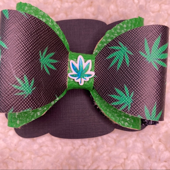 Marijuana Faux Leather Charm Glitter Small Bow - Picture 3 of 6